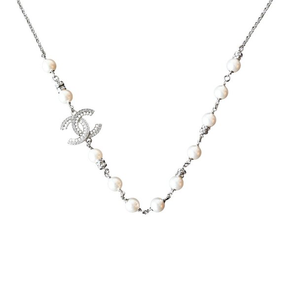 Chanel 24S Pearl Crystal Strass CC Logo With Pearl Chain Necklace Silver - Picture 2 of 2